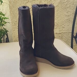 KOOLABURRA BY UGG SUEDE BROWN BOOTS.